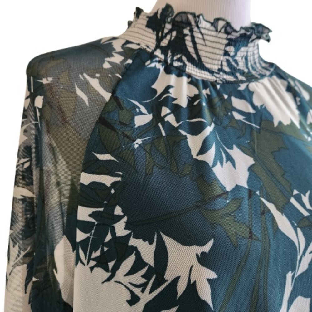 🆕️Kathy Ireland Green and White Abstract Floral Print Blouse - Picture 3 of 11